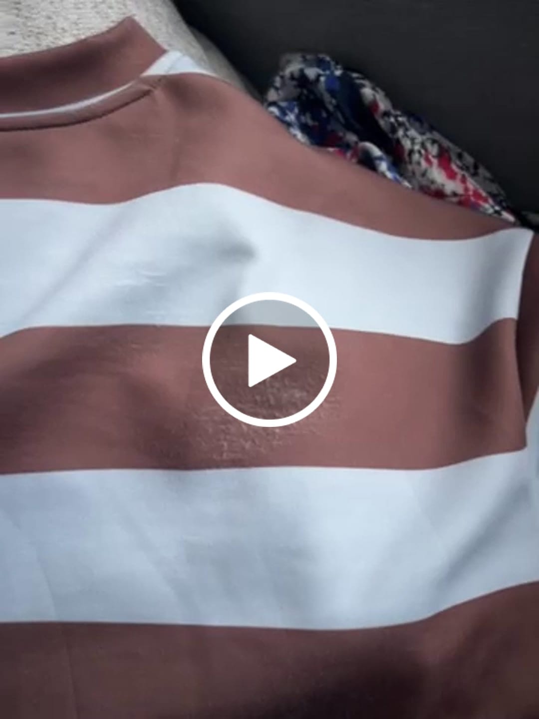 Customer video review of Butterstoff Sweater mit Patch am Ärmel BIG STRIPES hellblau/coffee