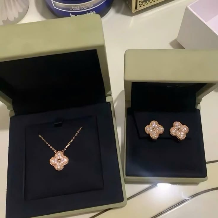 Customer photo review of Vintage Alhambra Pavé 1 Motif Necklace