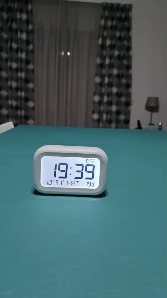 Customer photo review of Réveil numérique rétroéclairage LCD