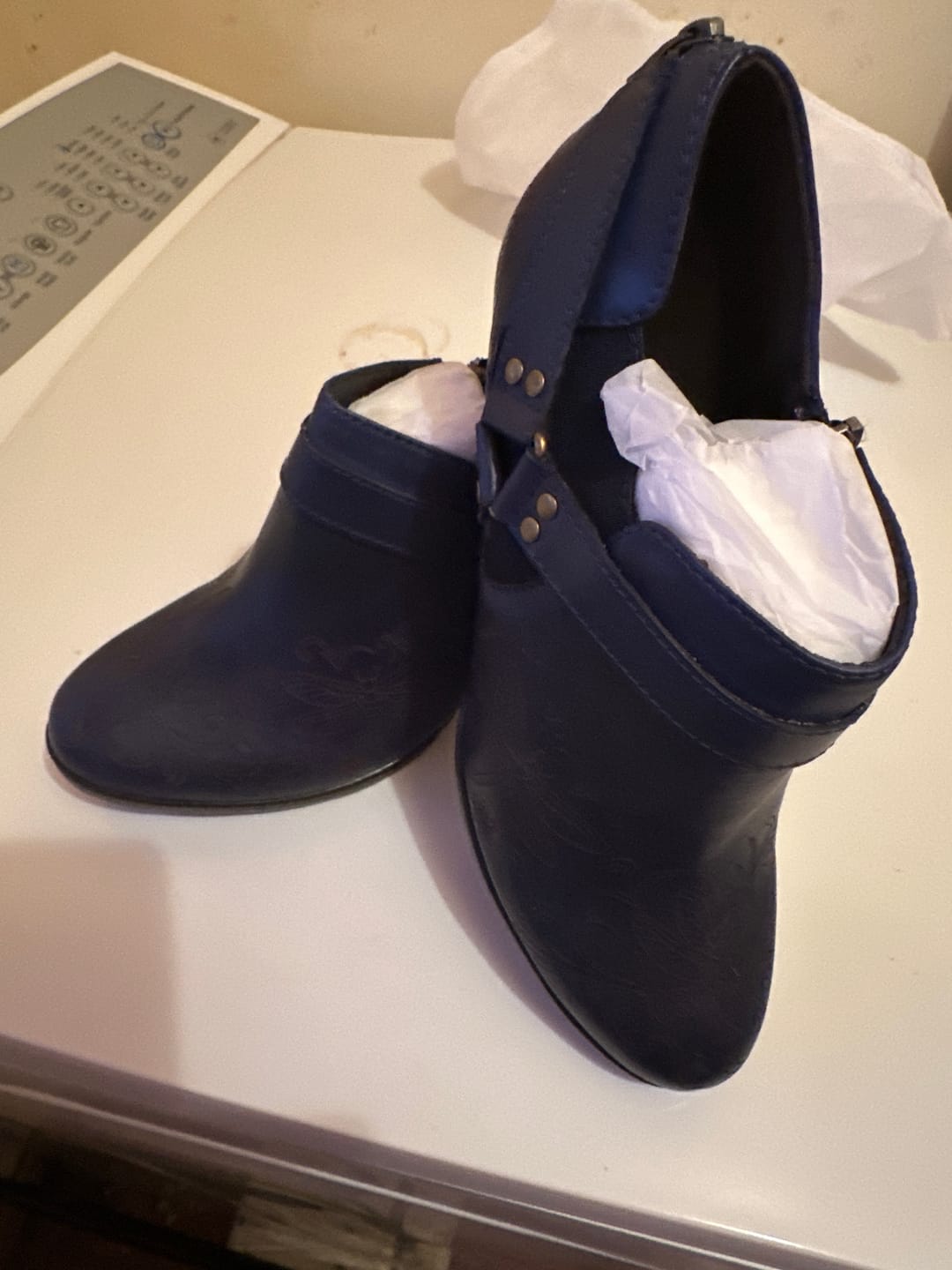 Customer photo review of Vintage Leather Dragonfly Engraving Pumps