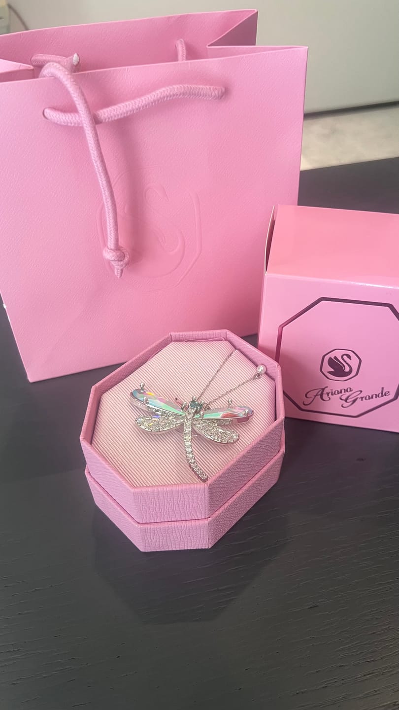 Customer photo review of Colgante y Broche Libélula Ariana Grande x Swarovski | Acabado en Rodio