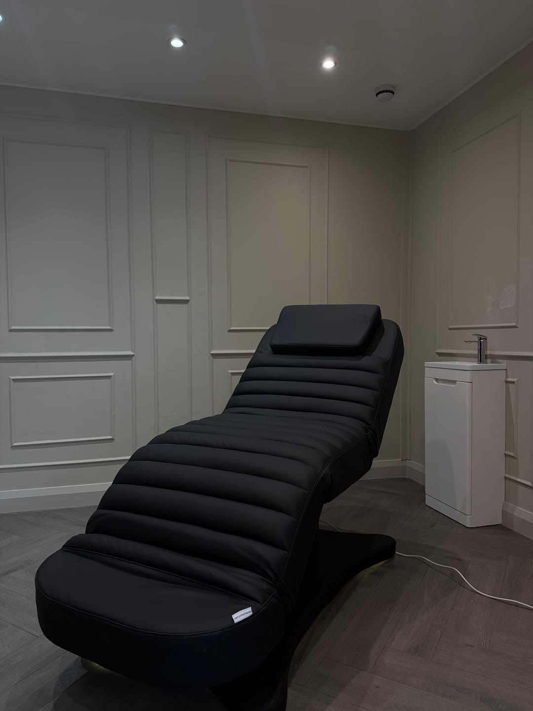 Customer photo review of Manufakturo Grandeur Electric Lash Beauty Bed - 3 Motors Black