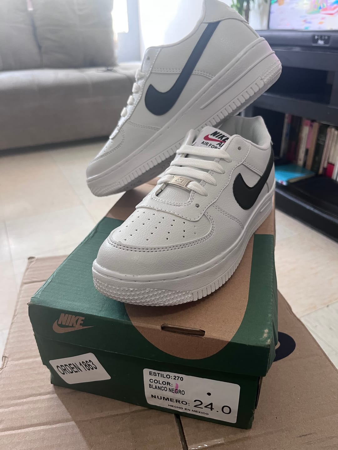 Customer photo review of Tenis 270 Blanco Negro