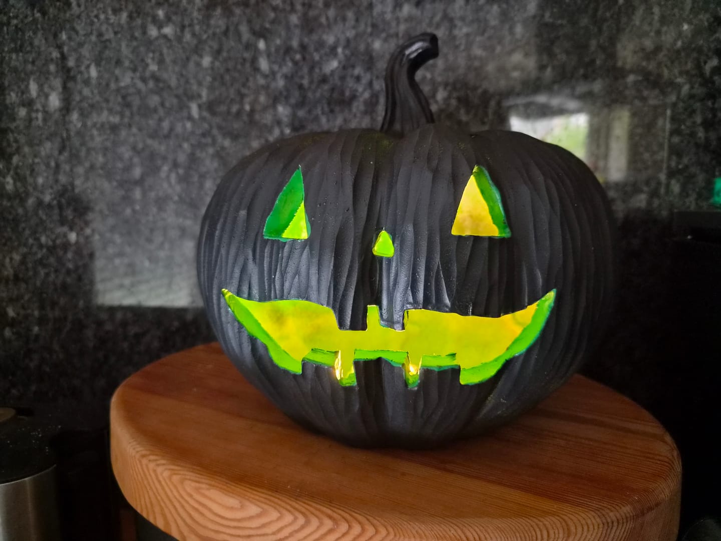 Customer photo review of Schwarzer LED Kürbis mit grünem Licht – Halloween Dekoration