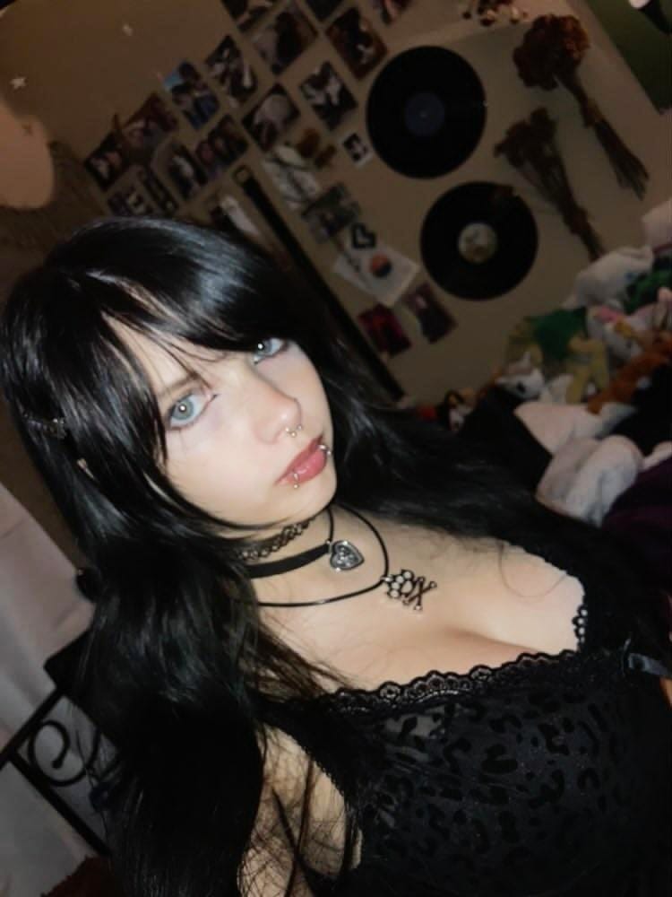 Customer photo review of Knux Necklace - Black