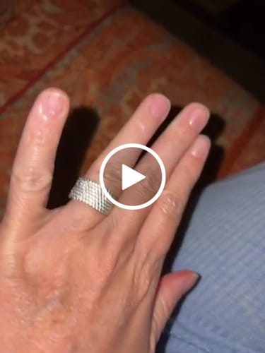 Recensione con video di un cliente su Anello a Fasciona con Zirconi Bianchi