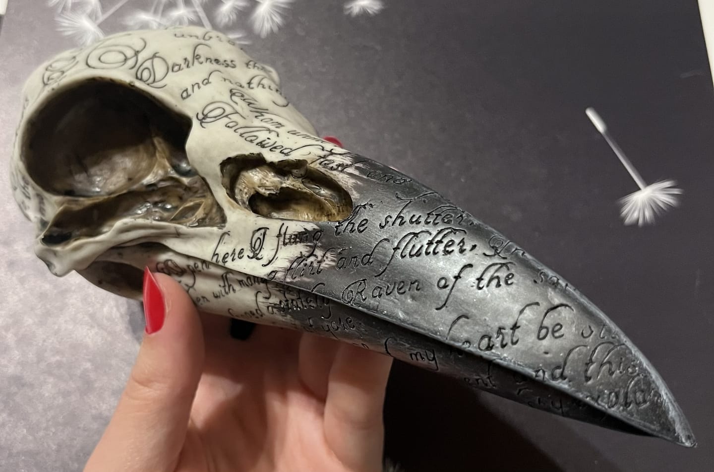 Customer photo review of Raben Totenkopf Figur – Gothic Deko mit Poe-Gravur