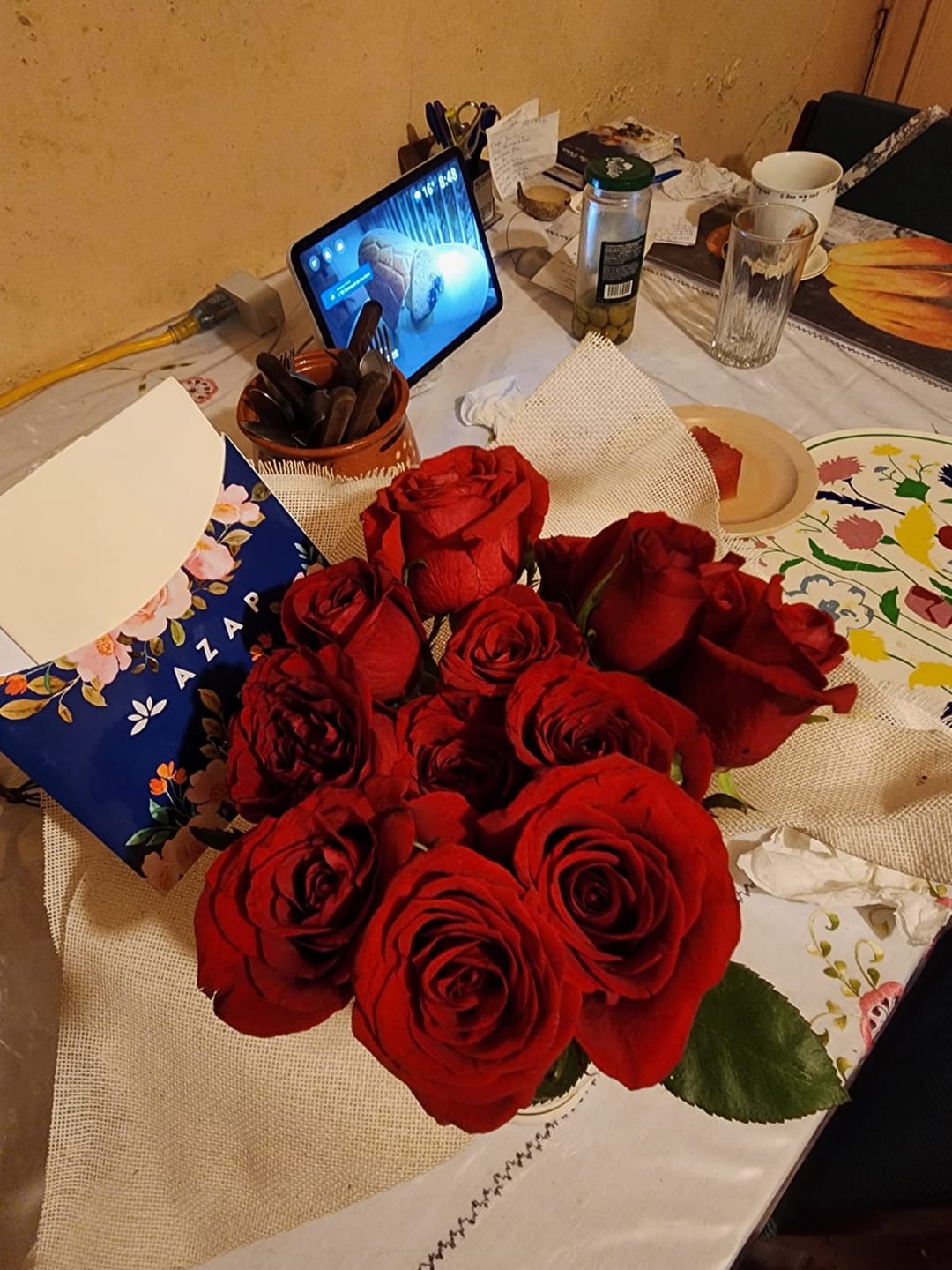 Customer photo review of Ramo 12 Rosas Rojas - Envoltura Yute