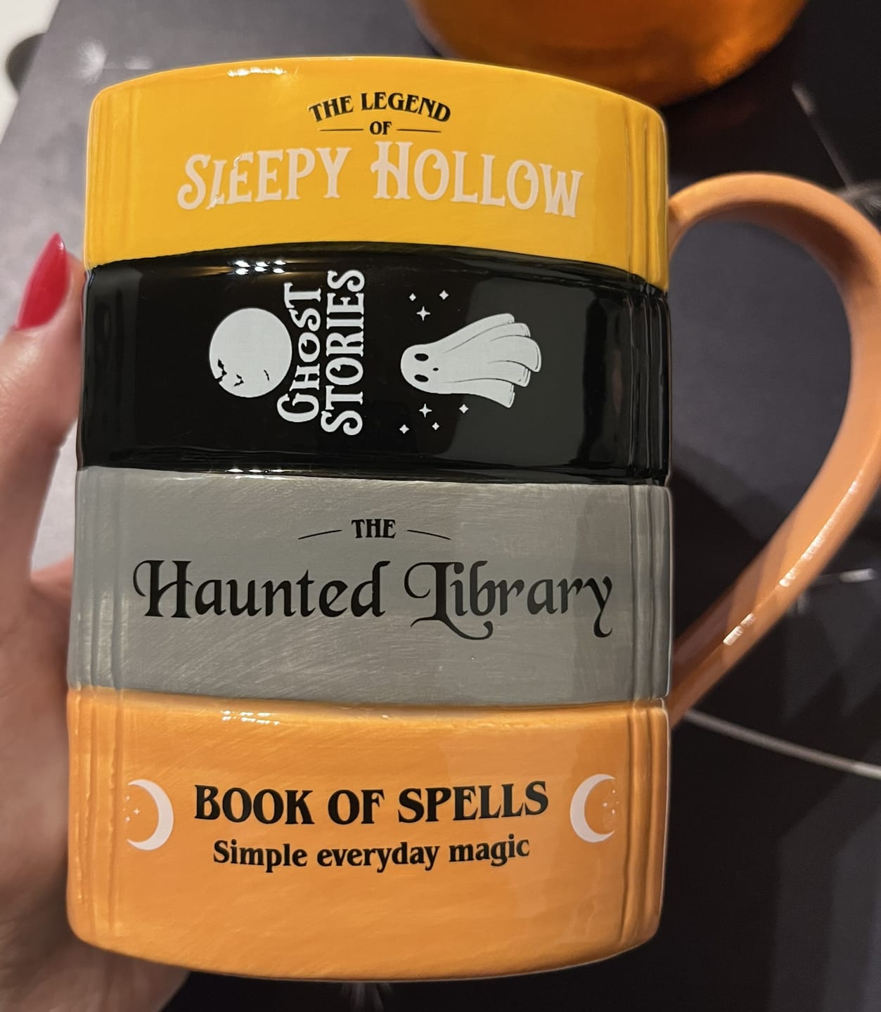 Customer photo review of Halloween Bücherstapel Tasse – Keramikbecher im Buchdesign für Bücherliebhaber