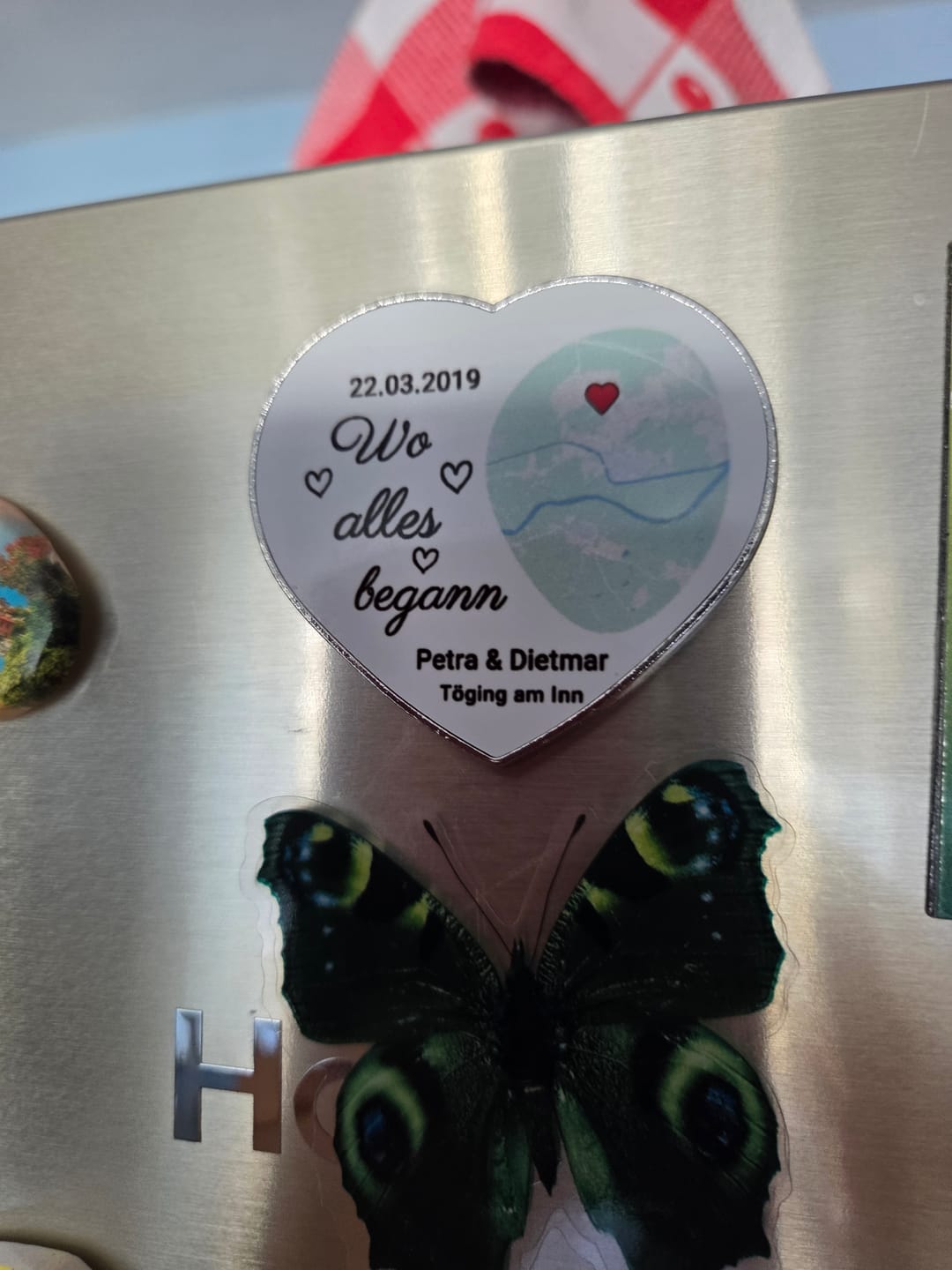 Customer photo review of Wo alles begann - Personalisierter Herzmagnet mit silbernem Metallrand