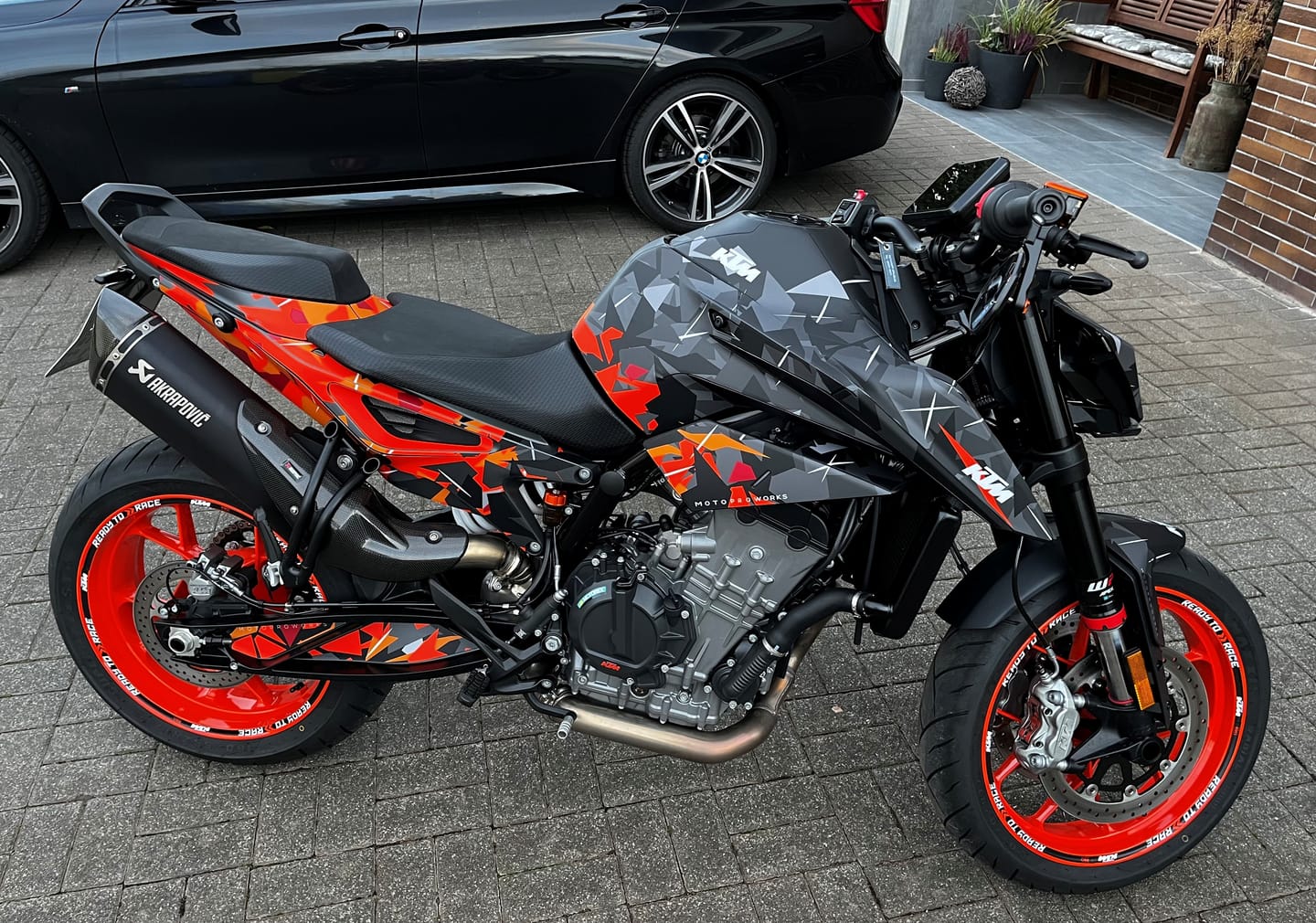 Customer photo review of KTM 790/890 Duke GRAPHICS - "Flake" (Black/Orange)