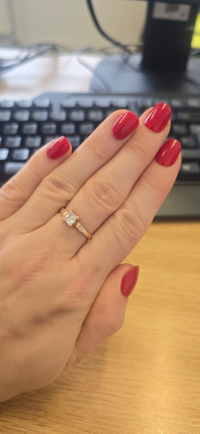 Customer photo review of Nail Glue