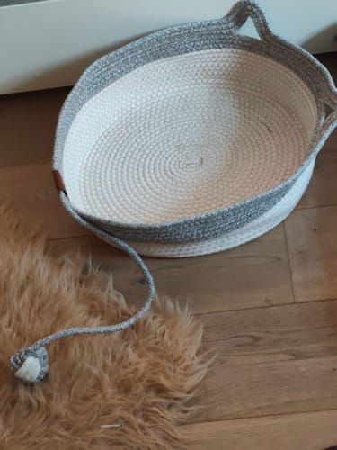 Customer's runder Fellnest Katzenkorb aus grau-weißem Seil auf einem flauschigen Untergrund.