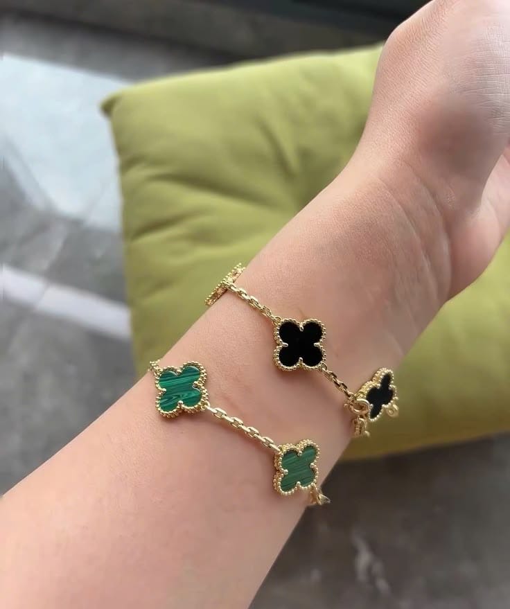 Customer photo review of Alhambra Malachite Clover 5 Motifs Bracelet