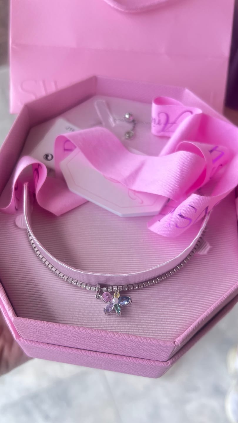 Customer photo review of Gargantilla Ariana Grande x Swarovski Flor Lila