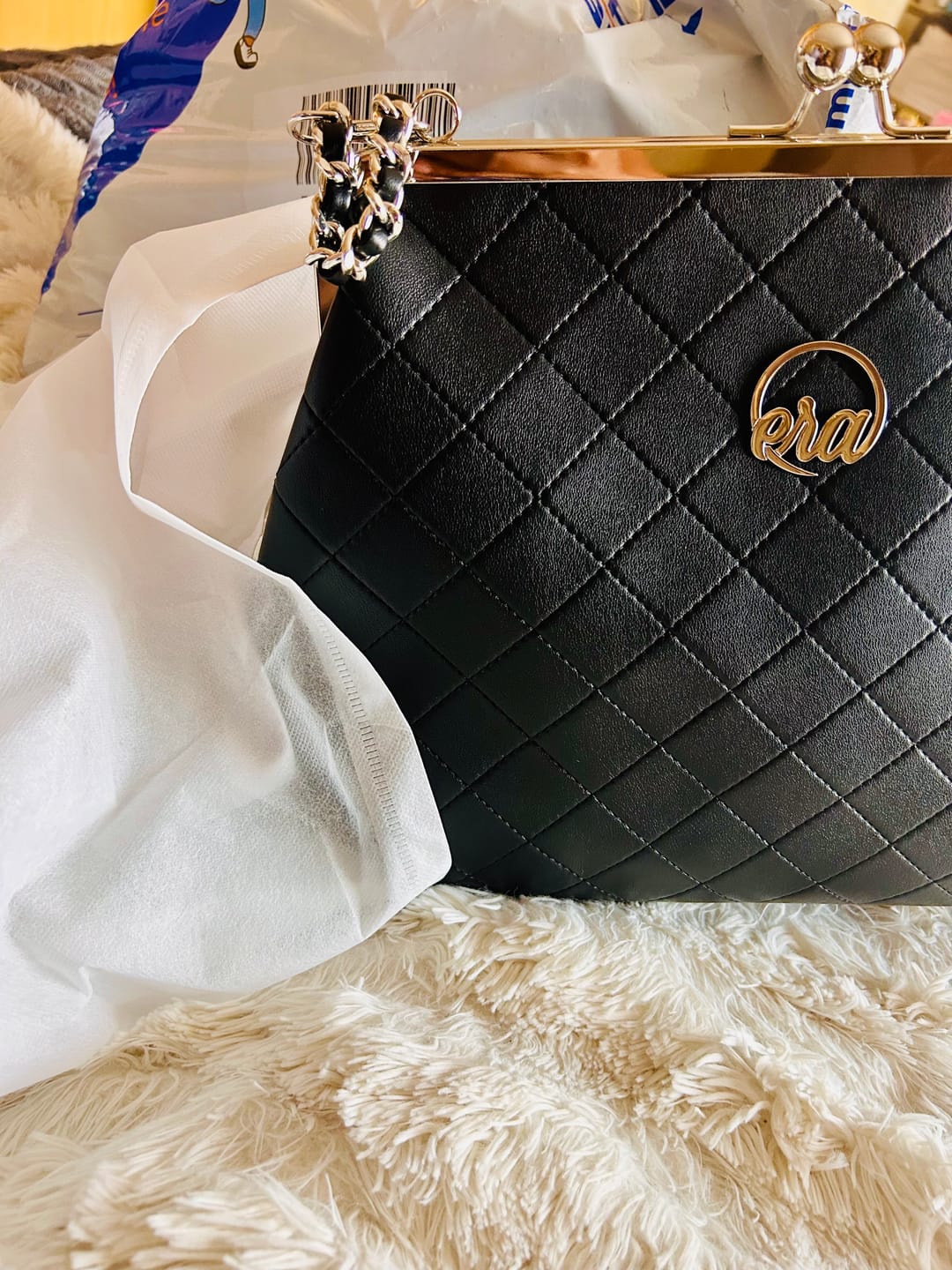 Customer photo review of ERA Oversized Kisslock Chain Bag – Black