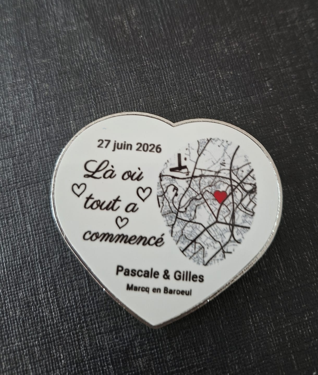 Customer photo review of Là où tout a commencé – Aimant cœur personnalisé avec contour métallique argenté
