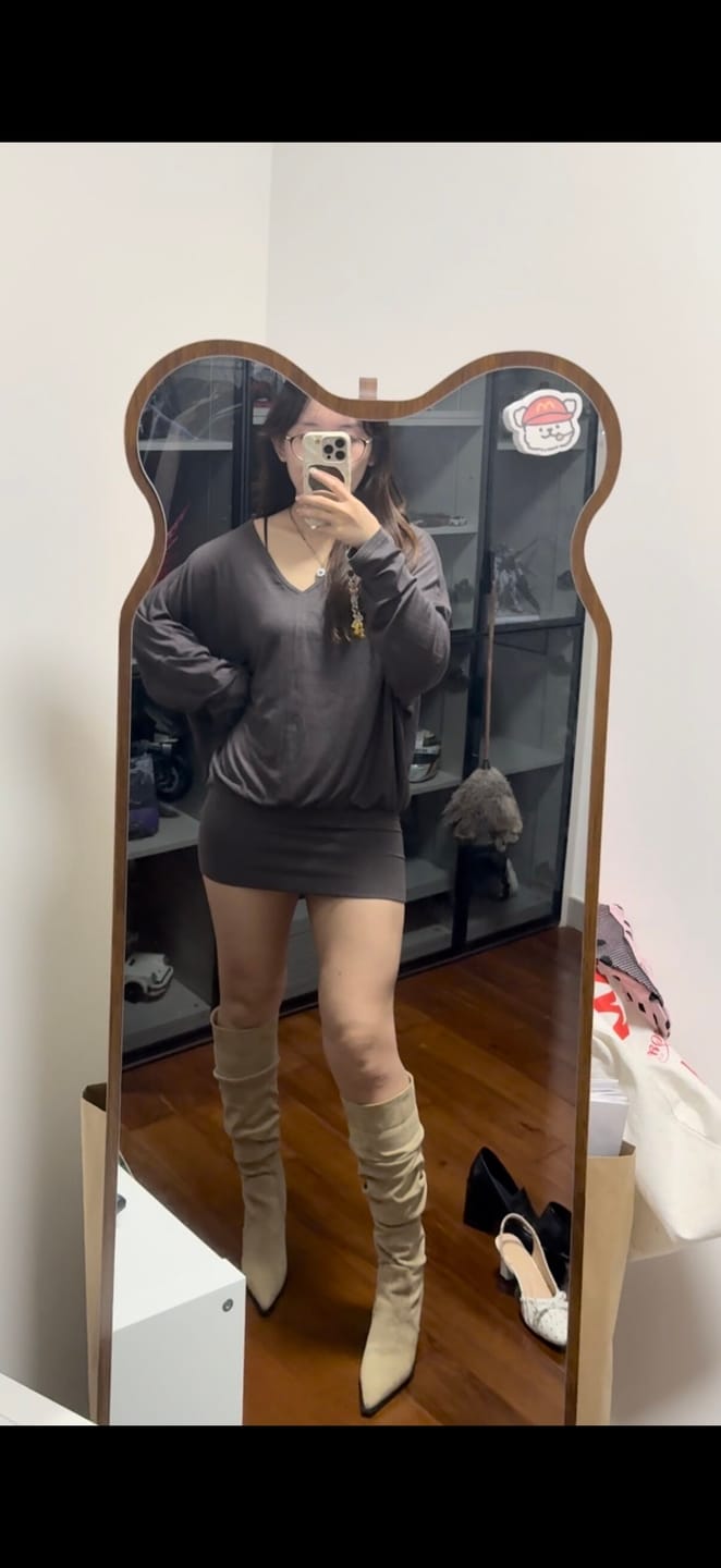 Customer photo review of IAMXIAA Relaxed V-Neck Knit Long Sleeve Top