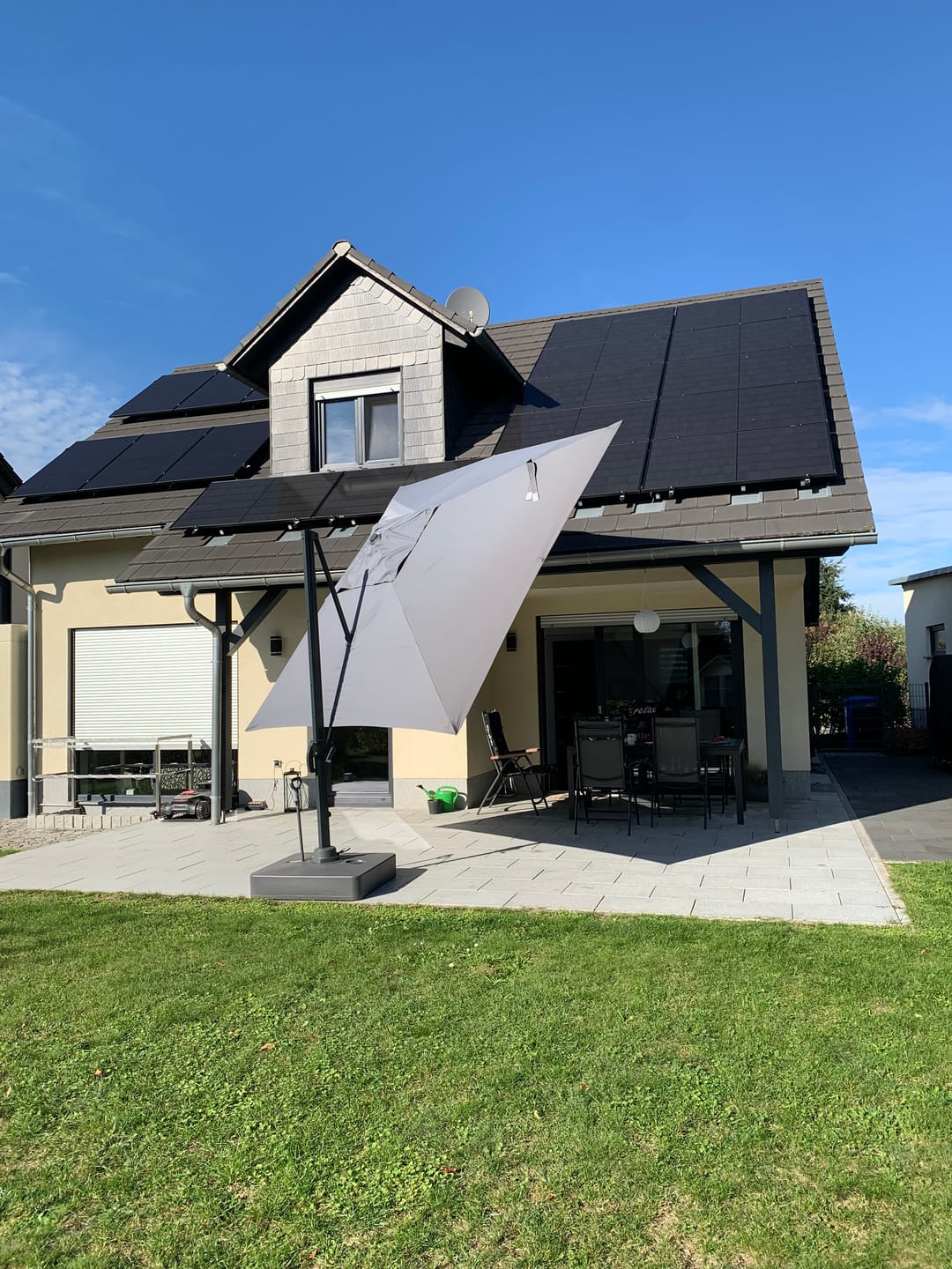 Customer photo review of Gartenzeit® Sonnenschirmständer, befüllbar, rollbar, 162kg,  84x84x20cm