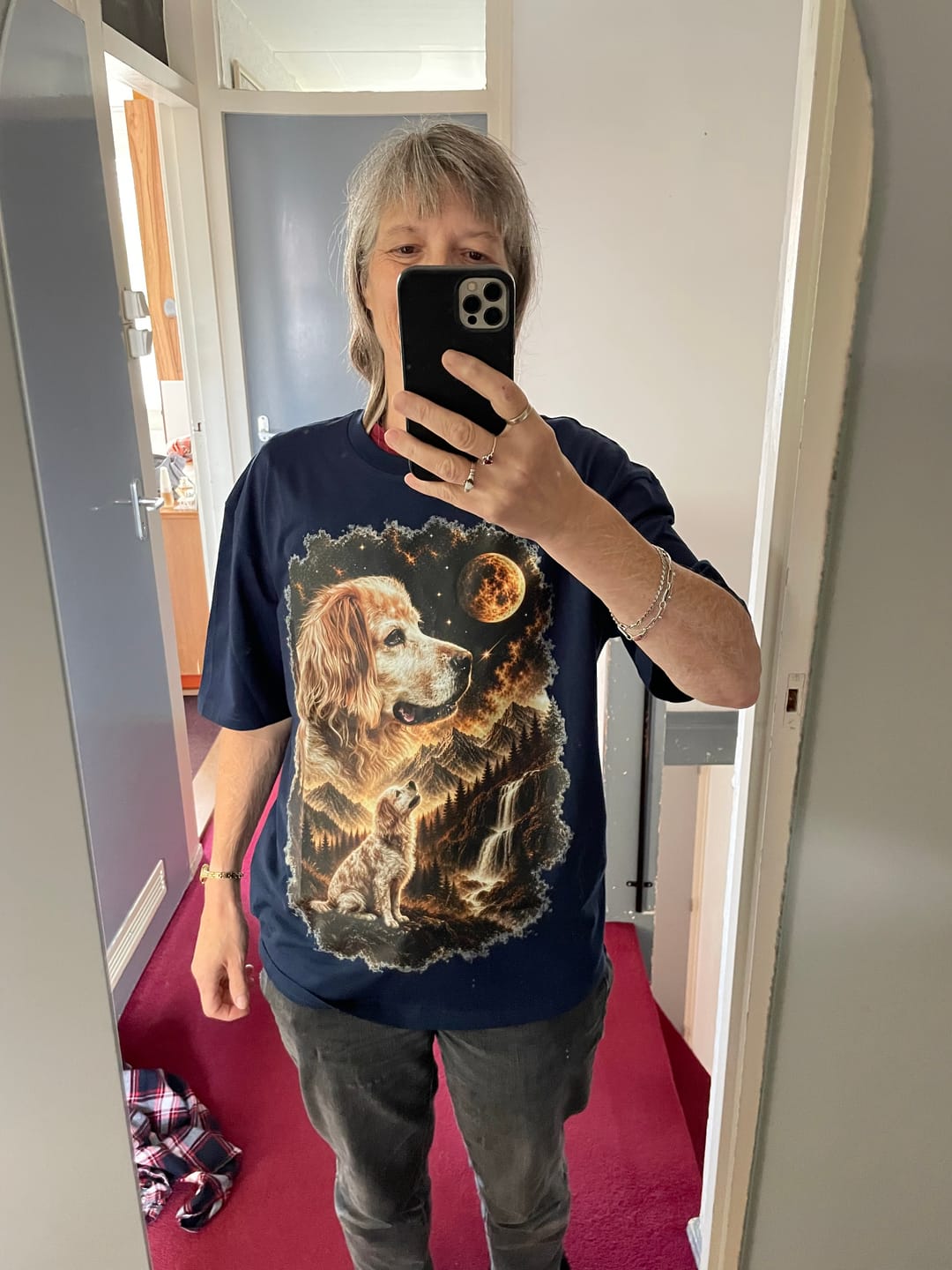 Customer photo review of Howling to the Moon – Premium T-Shirt mit deinem Hund