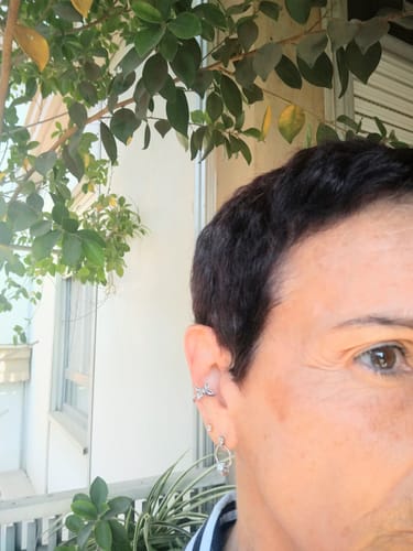 Reviewer's ear wearing the shiny Orecchino Ear Cuff Farfallina featuring a butterfly design.