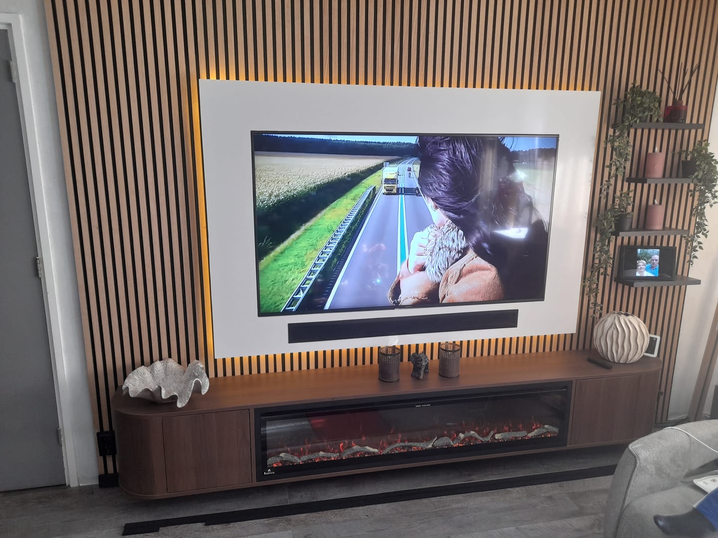 Customer photo review of Nova haardmeubel curved zwevend walnut 272 cm
