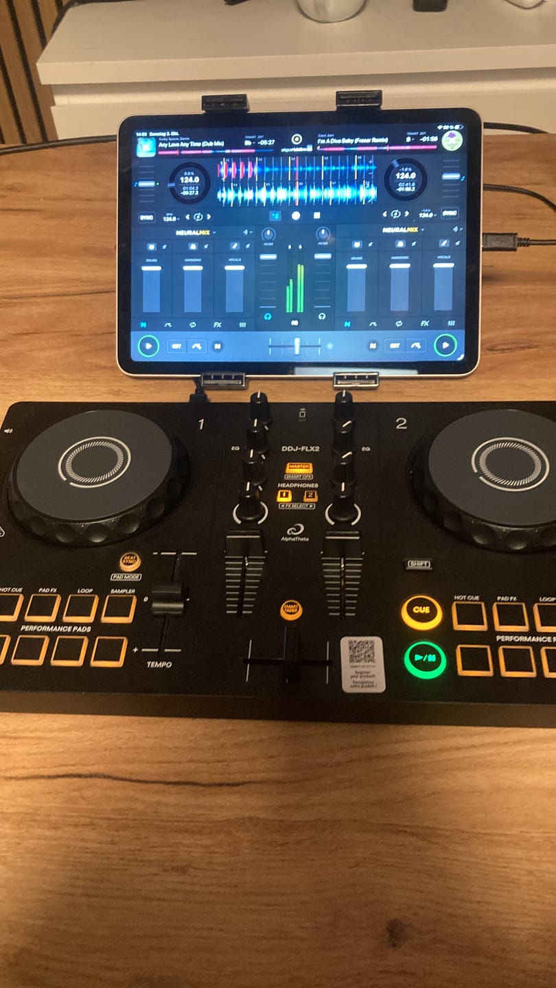 Customer photo review of Alphatheta DDJ-FLX2 Dj Controller