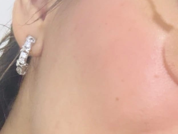 Customer photo review of Par Semi Arracada Lineas Cruzadas Con Zirconias