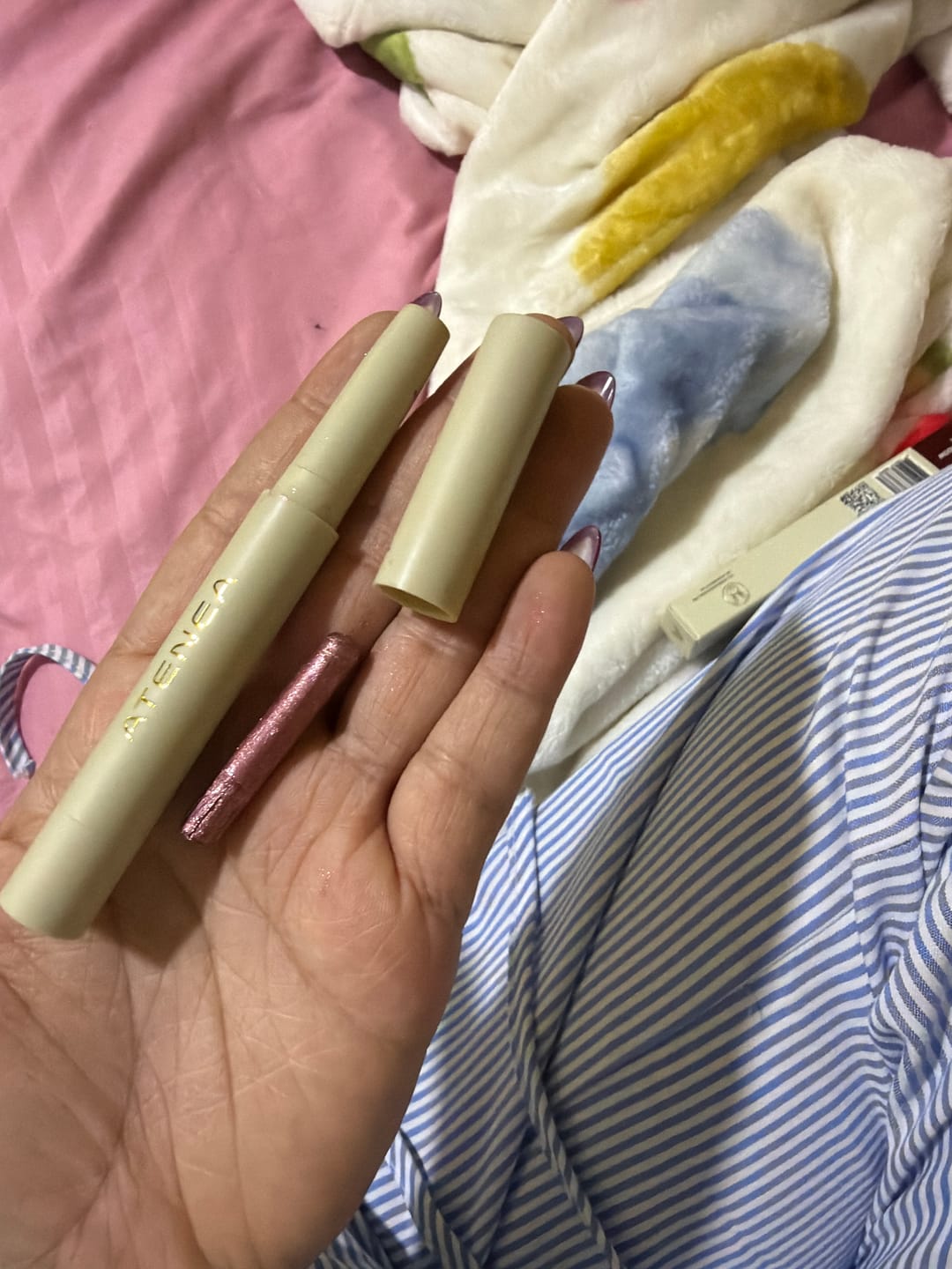 Customer photo review of SOMBRAS CREMOSAS EN BARRA