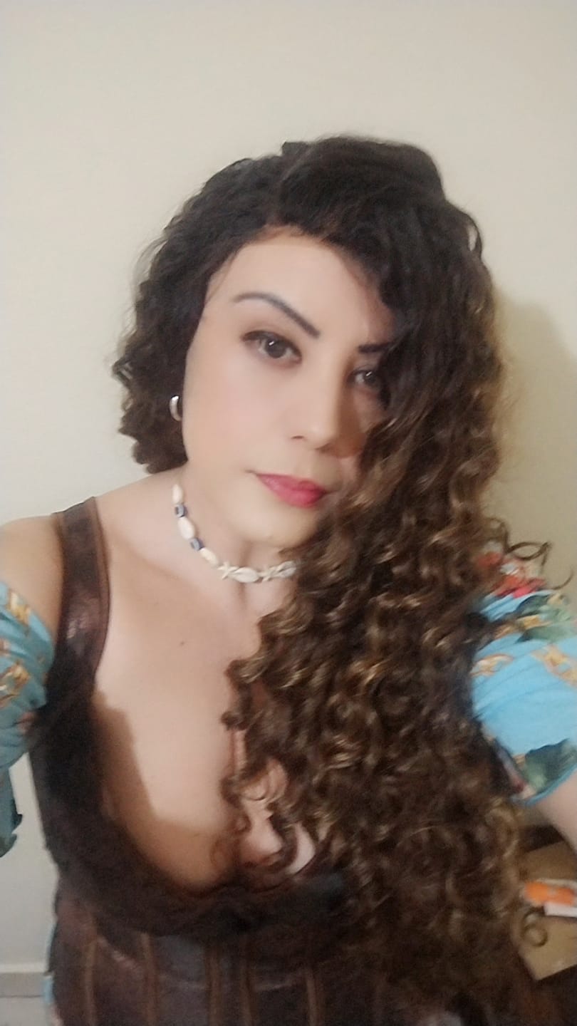 Customer photo review of Lace Front Tela HD Italia Castanho Luzes 33/22 Cacheada - Repartição Livre 13x4