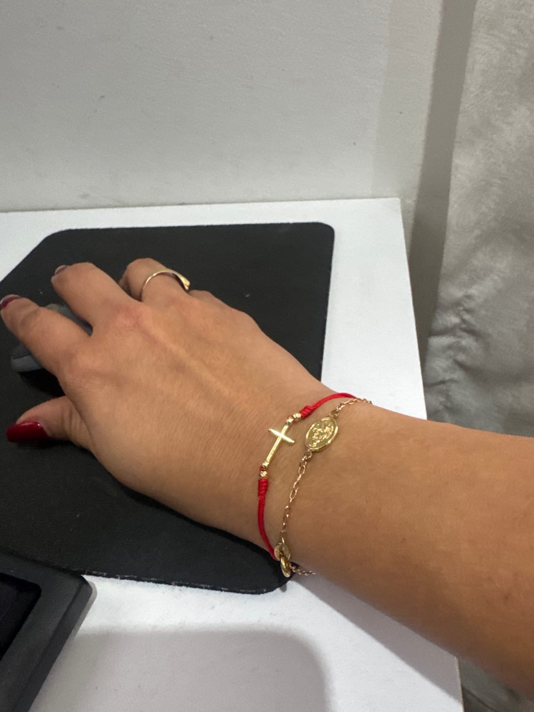 Customer photo review of Combo Pulseras Cruz X 2