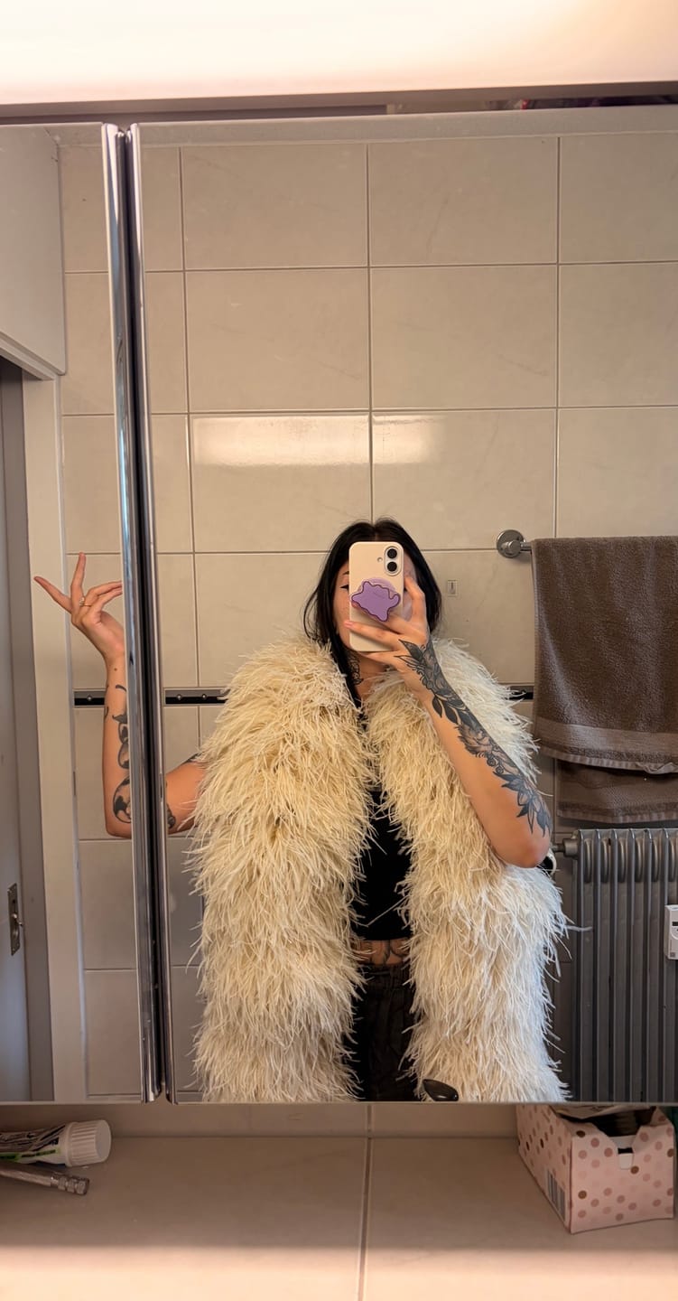 Customer photo review of Ostrich Feather Boa - 18Ply