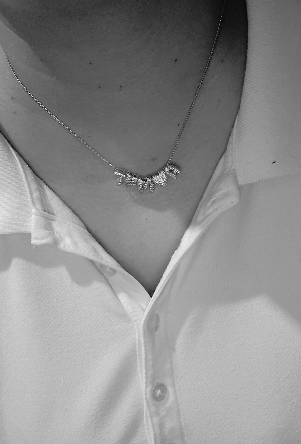 Customer photo review of Personaliza Tu Collar Con Inicial Mini Bubble Dorado