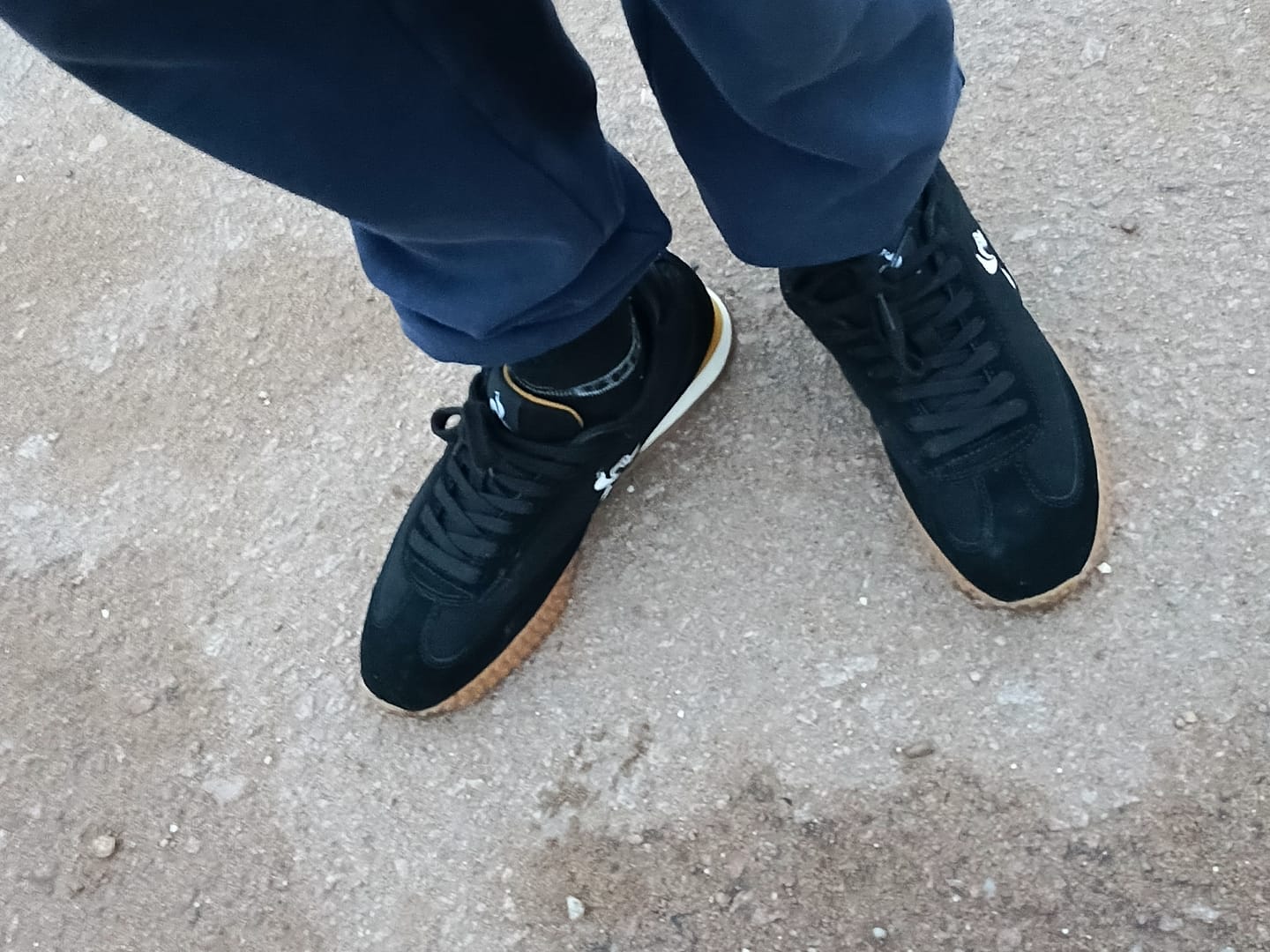 Customer photo review of Zapatillas Le Coq Sportif Veloce Soft Negro Amarillo Spruce