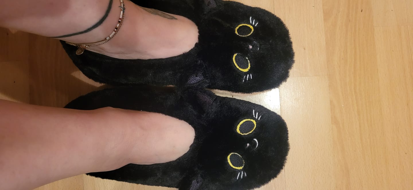 Customer photo review of Schwarze Katze - Plüsch-Hausschuhe mit Katzengesicht