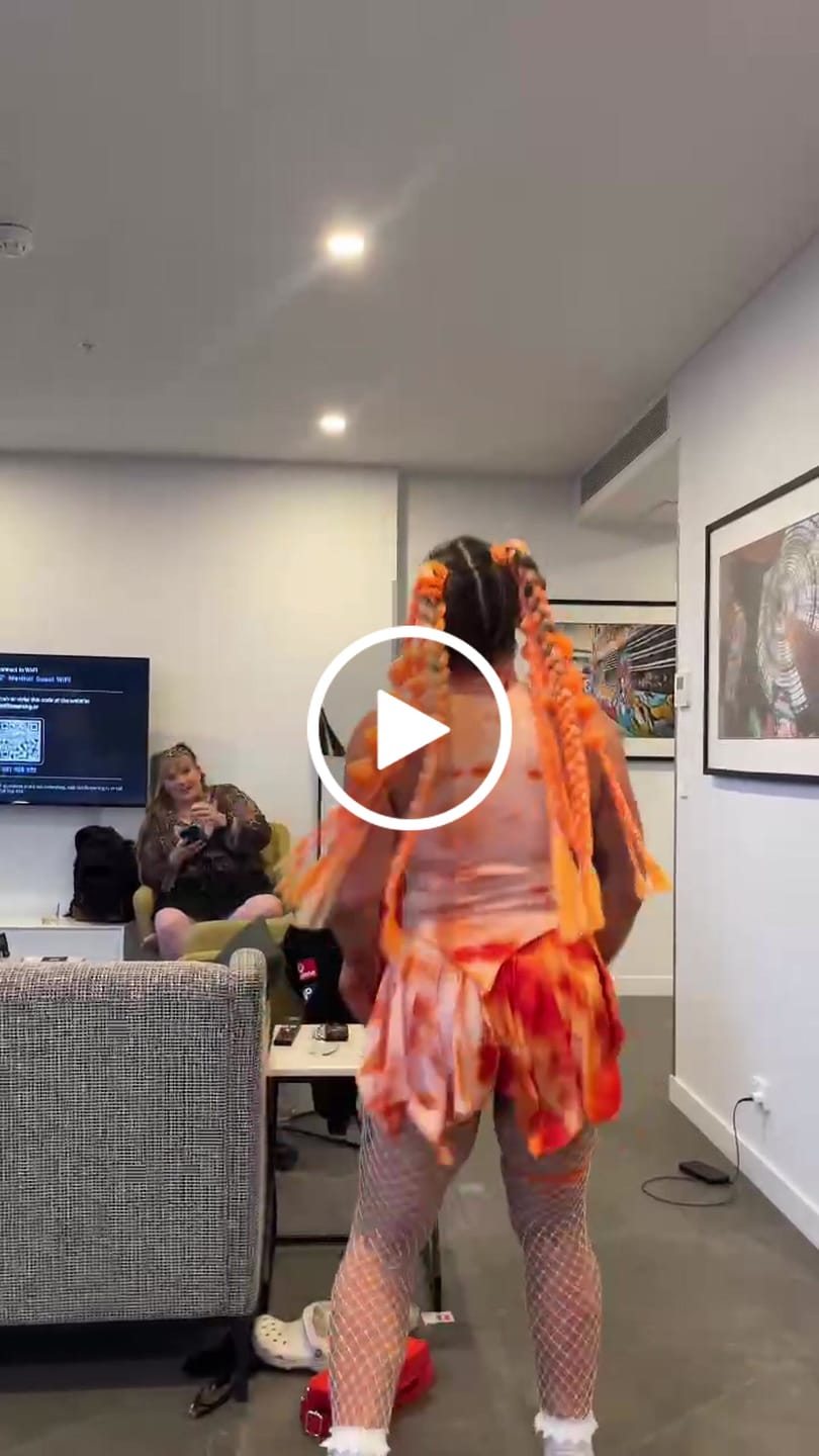 Customer video review of ORANGE GLITTER Braiding Hair