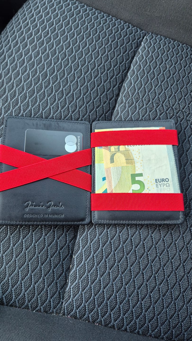 Customer photo review of Flap Boy Slim - Magic Wallet without Coin Pocket
