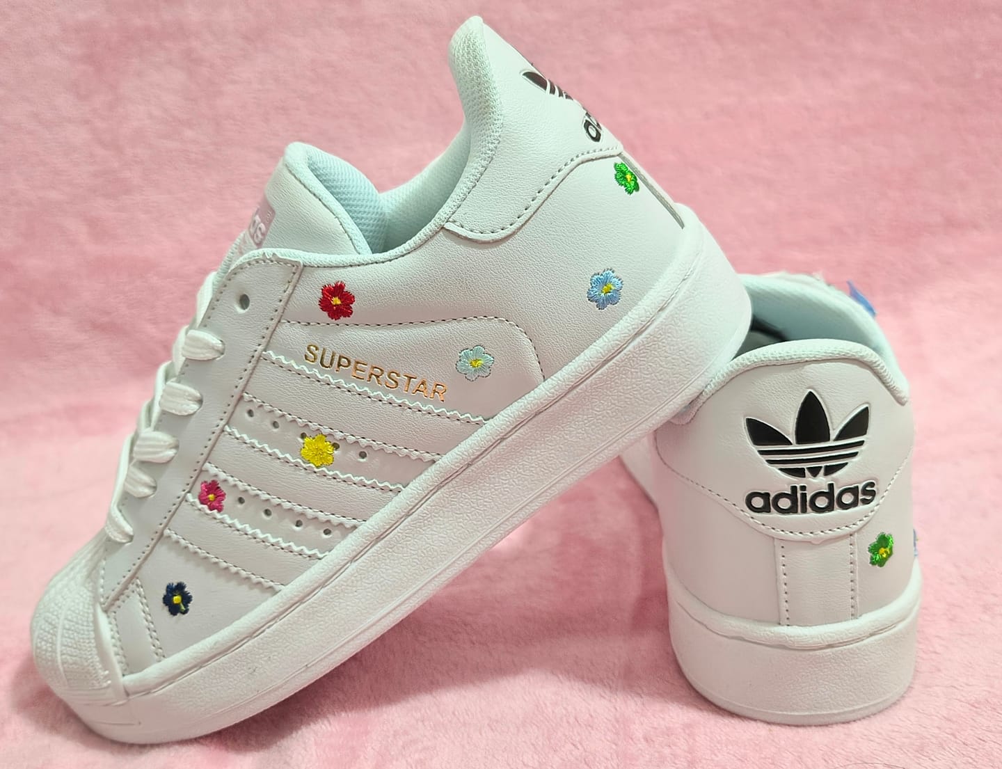 Customer photo review of Tenis Concha Hello Kitty Flores