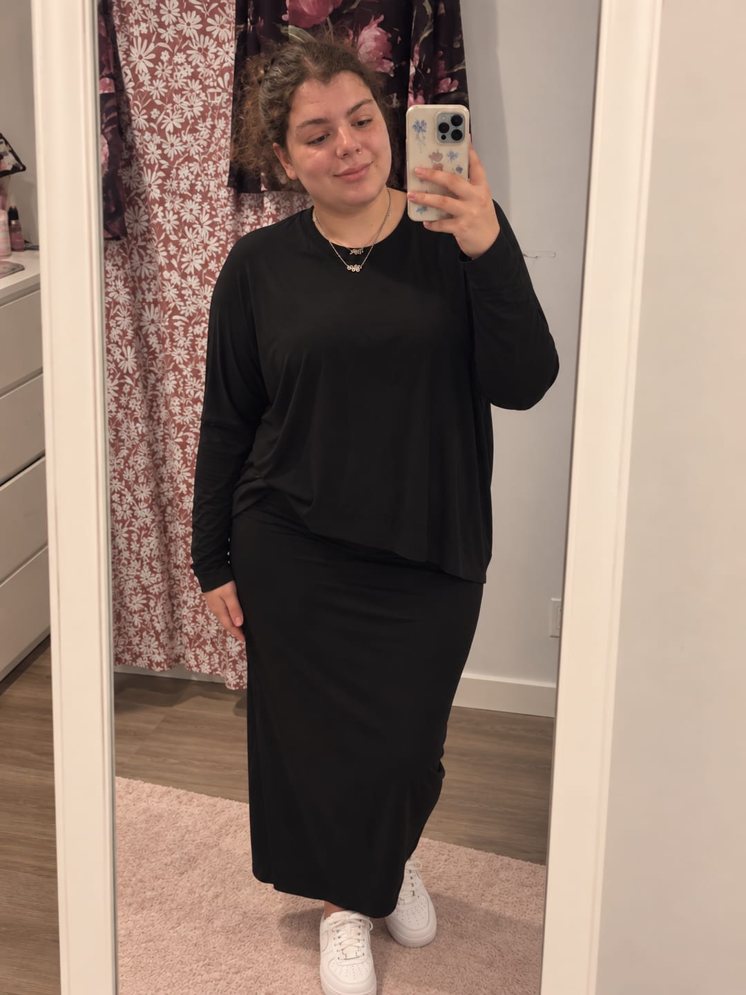Customer photo review of MODAL MIDI SLIM SKIRT (BLACK)