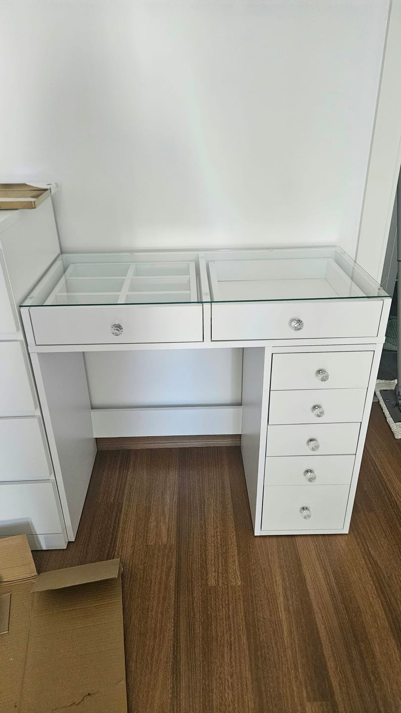 Customer photo review of Rani BJ107 Makyaj Tuvalet Masası 7 Çekmeceli Cam Tablalı Takı Düzenleyici Beyaz