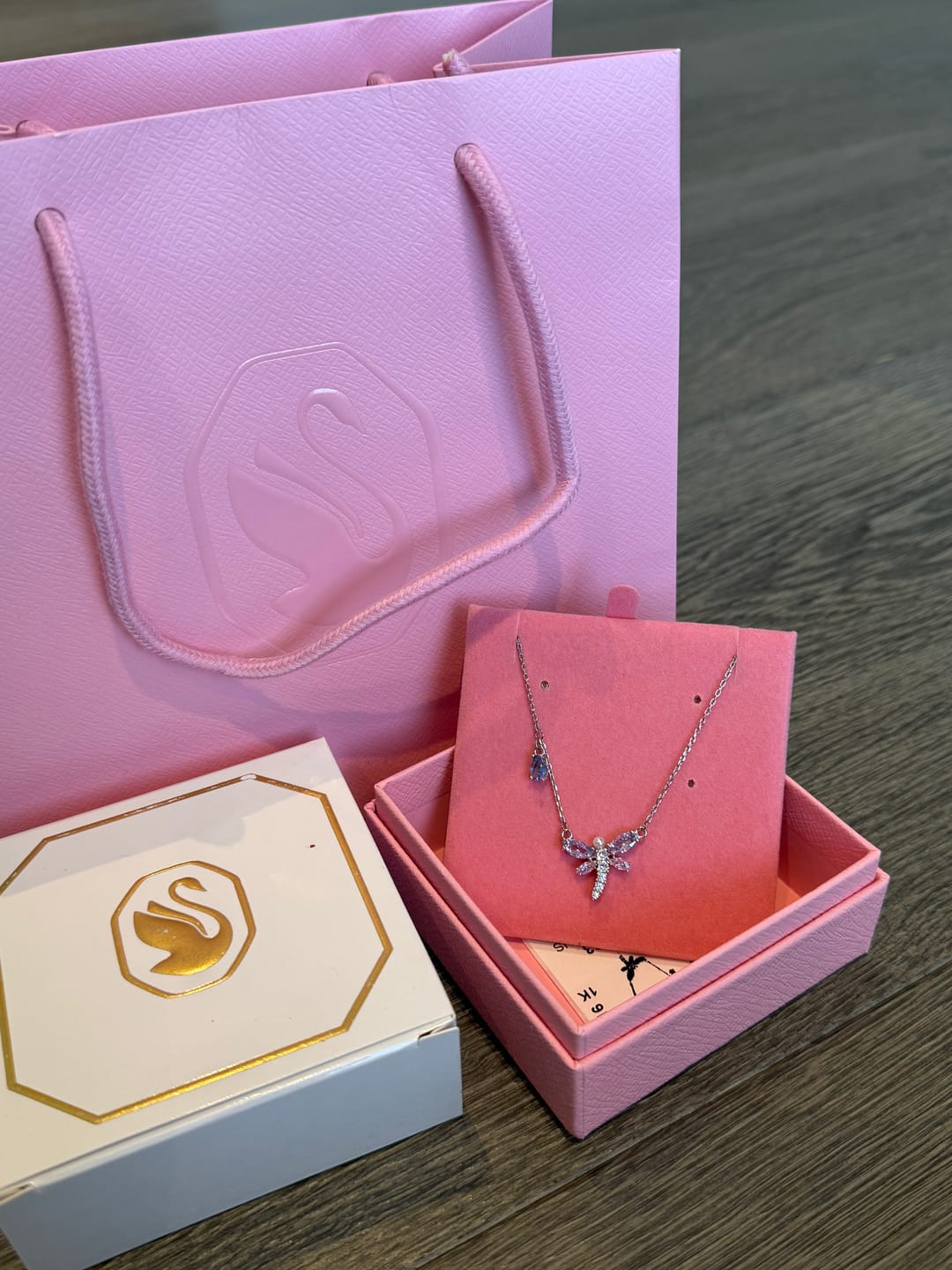 Customer photo review of Collar Swarovski Libélula Multicolor Edición Ariana Grande