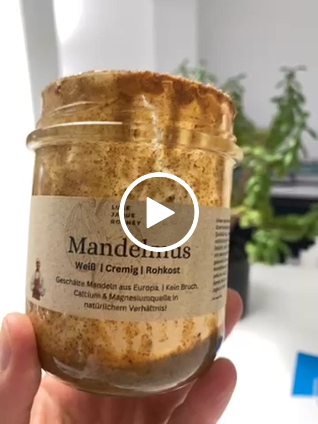Customer video review of Braunes Rohkost Mandelmus
