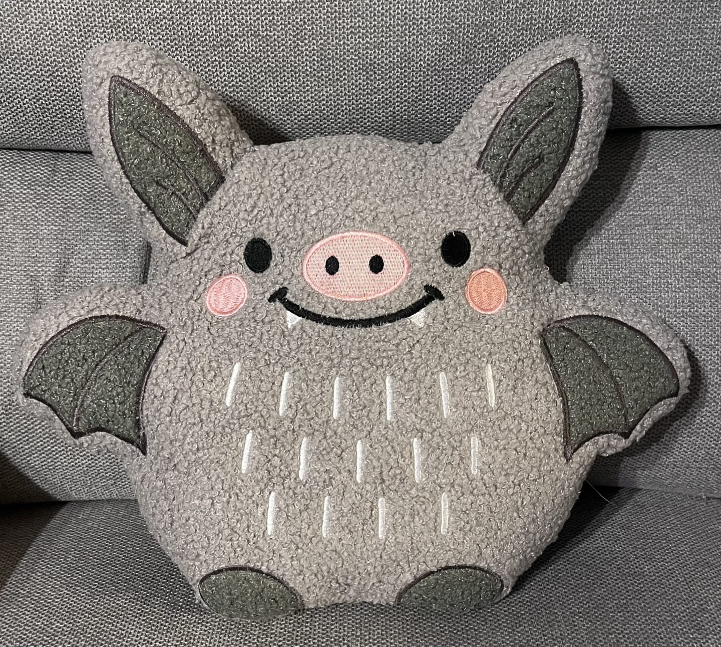 Customer photo review of Fledermaus Kissen Bouclé – Kuscheliges Dekokissen für spooky Stimmung