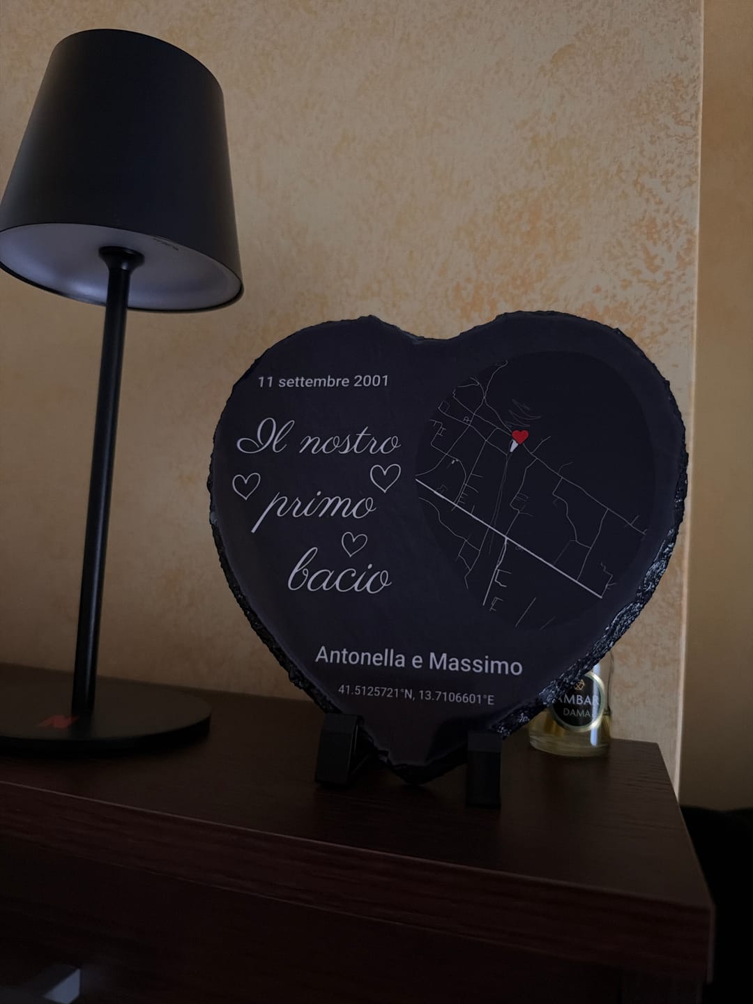 Customer photo review of Il nostro primo bacio – Cuore in ardesia personalizzato (20x20)