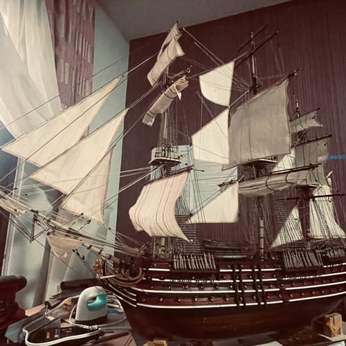 Imagen del cliente de una maqueta detallada de barco Santísima Trinidad con velamen instalado parcialmente