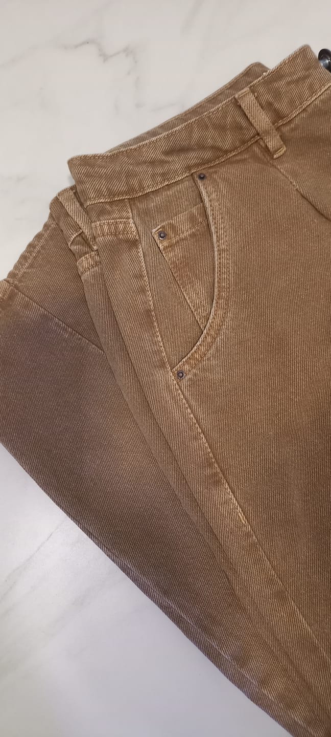 Customer photo review of Calça Jeans Slouchy Cacau Marrom Claro