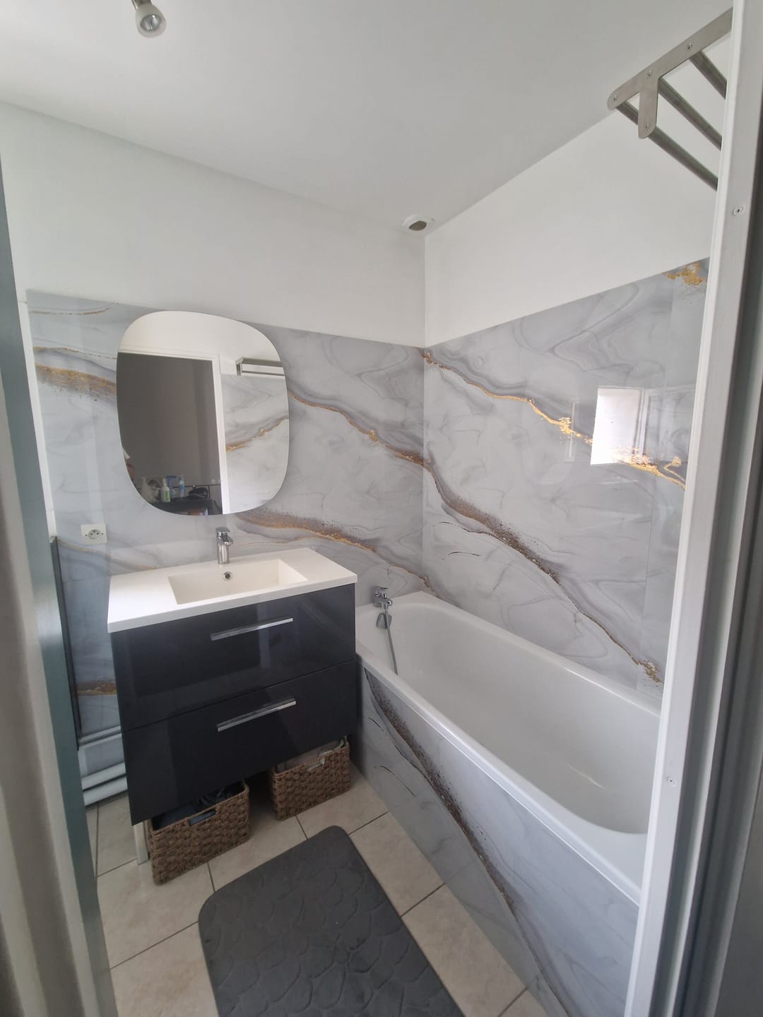 Customer photo review of Panneau Mural PVC Effet Marbre Doré – Étanche et facile à poser