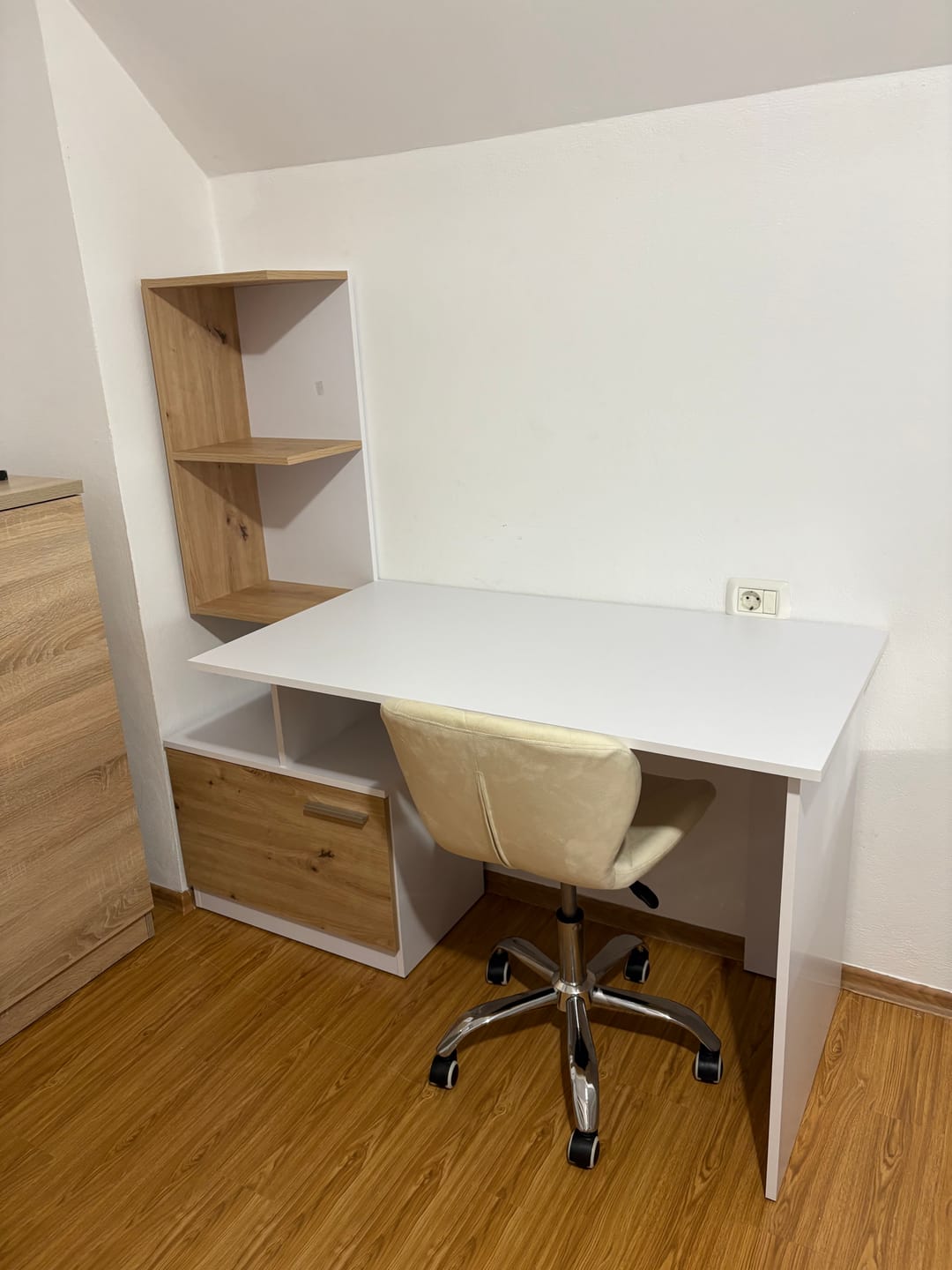 Customer photo review of Birou MISO, alb/stejar artisan, PAL laminat, 144x60x142 cm