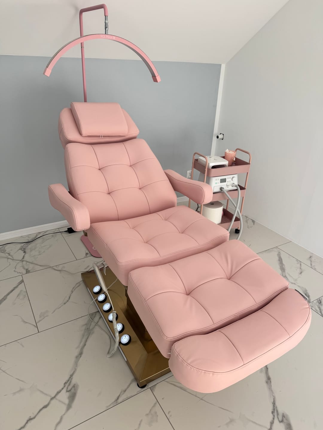 Customer photo review of Manufakturo Orielle B Luxury Electric Beauty Bed - Hand & Foot Controls Bare Blush