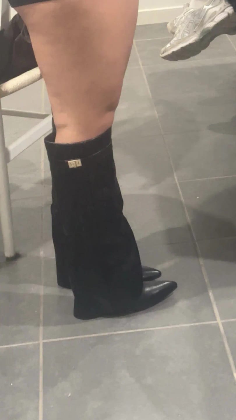 Customer photo review of Lisa Pointed Toe Block Heel Boots